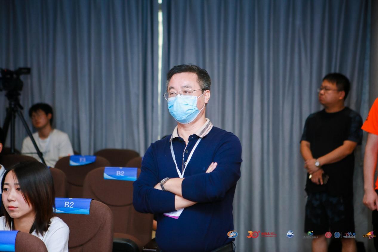 一群穿着蓝色衣服的人在房间里中度可信度描述已自动生成