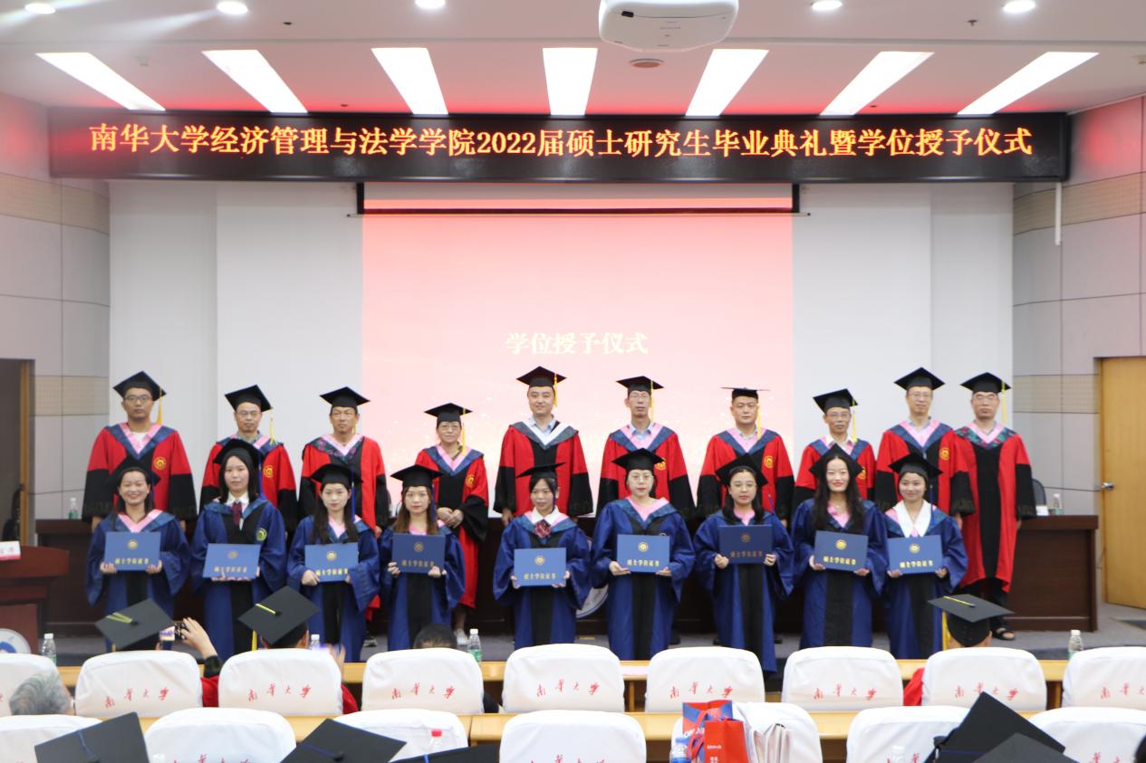 9-领取学位证书合影 (6)